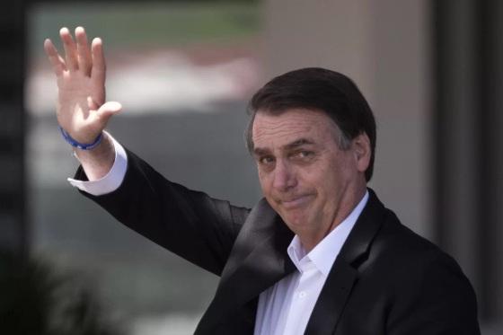 Bolsonaro diz ter esperança que o Brasil “voltará ao seu eixo normal” com “expurgo” de seus adversários