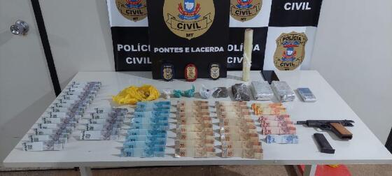 Traficante é preso em flagrante com drogas, arma e mais de R$ 5 mil.
