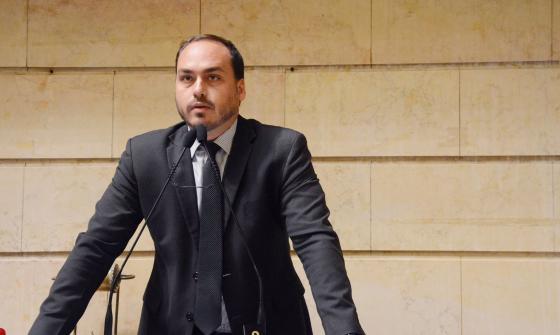 Carlos Bolsonaro ataca Mourão após pronunciamento: “Um bosta”