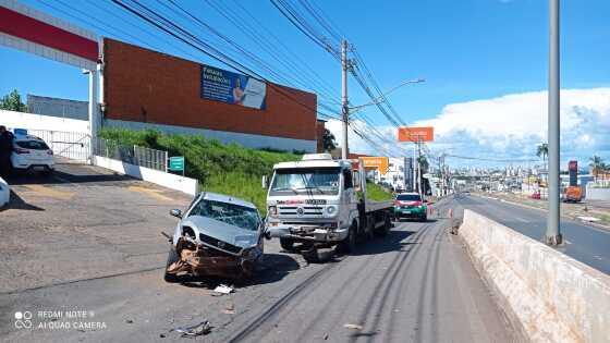 O acidente ocorreu neste domingo (1º.01), na avenida da Feb, sentido Centro de Várzea Grande.