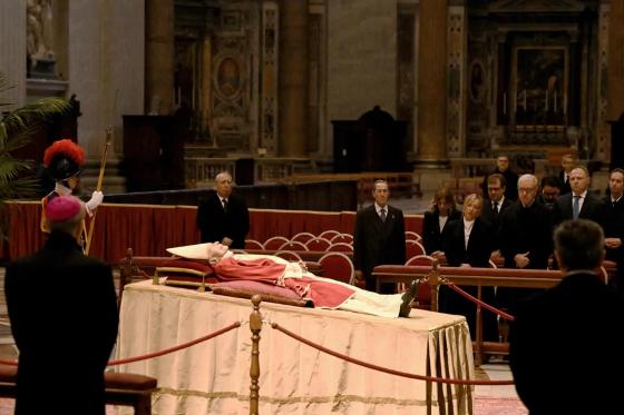 Bento 16 é velado no Vaticano com fila de milhares de pessoas