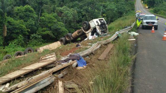 Casal morre e criança de 10 anos fica em estado grave após acidente na BR-163.