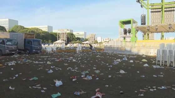 Lixo espalhado pelo gramado da Esplanada dos Ministérios, em Brasília, após Festival do Futuro