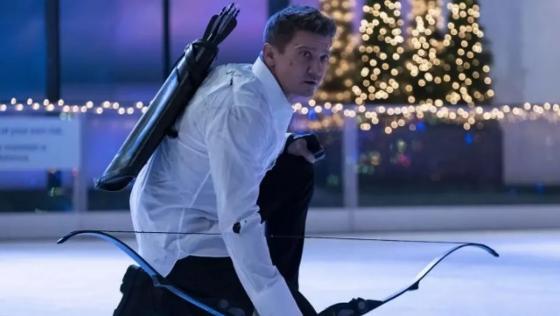 Jeremy Renner, que interpreta o Gavião Arqueiro, da Marvel, sofre acidente e seu estado é crítico