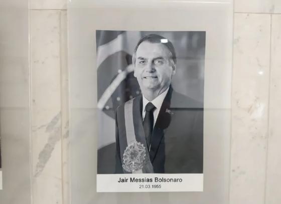 Foto de Bolsonaro no Planalto é atualizada para preto e branco