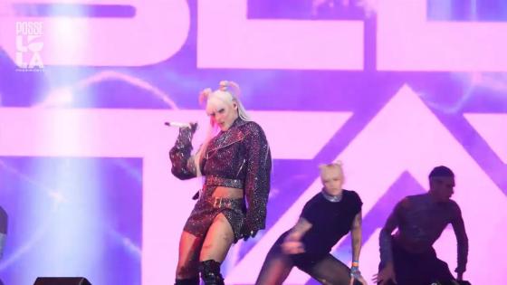 Pabllo Vittar sofre com falhas na voz e look rasgado em show na posse de Lula