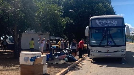 Apoiadores de Jair Bolsonaro deixam o acampamento