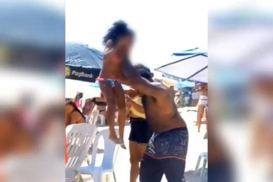Pai bate nas filhas em praia de Salvador