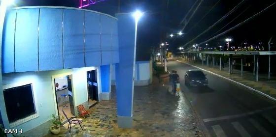 Homem é sequestrado em frente hotel em VG e criança fica abandonada na calçada.