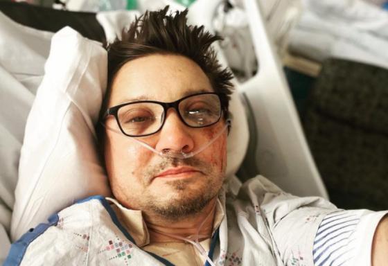Jeremy Renner compartilha 1ª foto após grave acidente