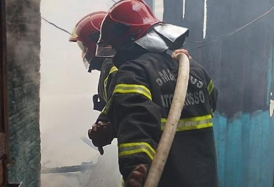 A residência de madeira foi tomada pelas chamas.