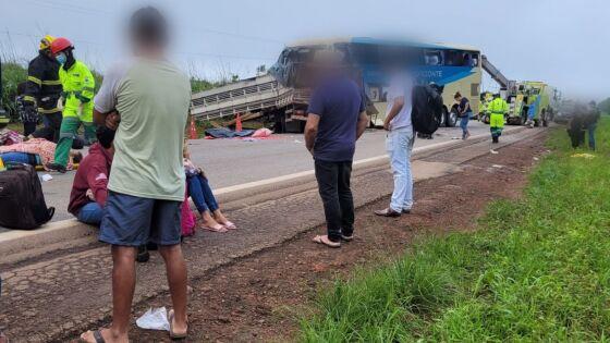 Acidente envolvendo ônibus e carreta mata pelo menos três na BR-163.