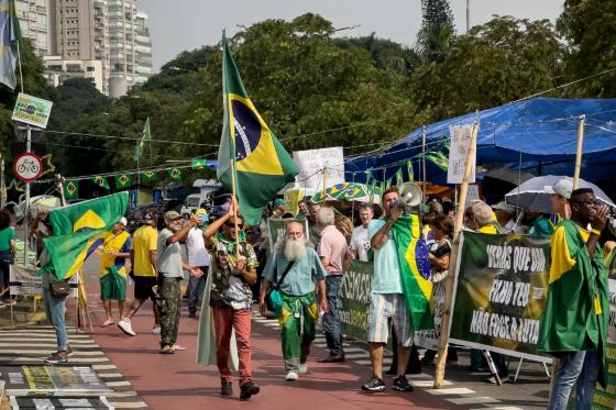 Base de Bolsonaro se frustra com ex-presidente, e antigos aliados agora acenam a Lula