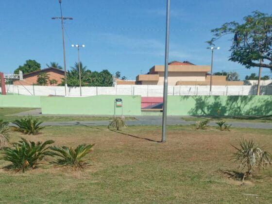 Praça em VG passa por limpeza e manutenção.