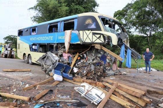 Três pessoas envolvidas no acidente entre ônibus e carreta seguem internadas.