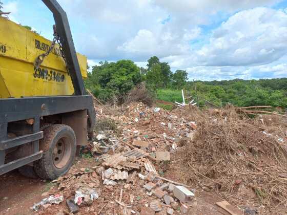 A empresa foi notificada e deverá fazer a retirada de todo material depositado.