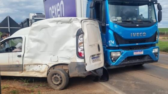 Motorista fica ferido em acidente envolvendo carro, carreta e caminhão na BR-163.