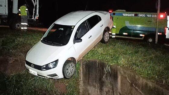 Motorista perde o controle, sai da pista e carro fica pendurado em vala.