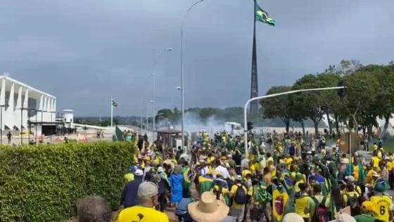 Terroristas invadiram o Palácio do Planalto, sede da Presidência da República.