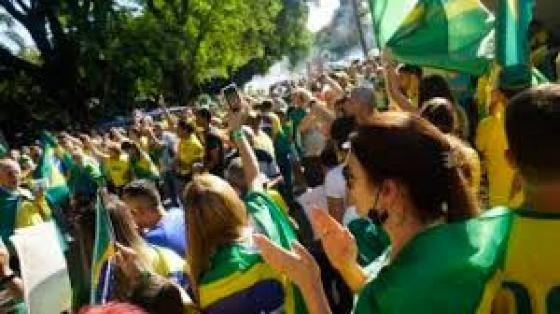 Em grupos, bolsonaristas celebram ataque na Esplanada e culpam esquerda