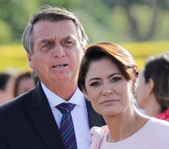 Estamos em oração pela saúde dele e pelo Brasil. Deus nos abençoe, escreveu Michelle Bolsonaro