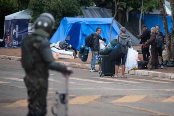 Os bolsonaristas começaram a deixar o local na manhã desta segunda-feira (9/1), após atos terroristas registrados na Esplanada dos Ministérios