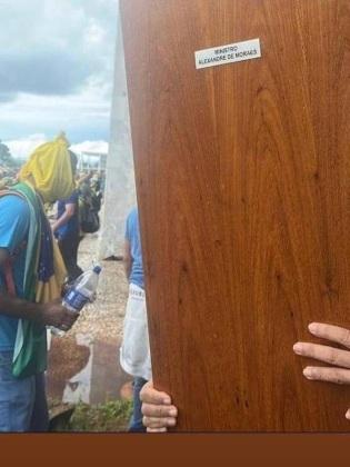 Após vigília em quartel, Victor Fasano posta foto da porta de Alexandre de Moraes arrancada