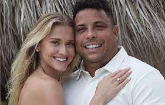 Ronaldo pede Celina Locks em casamento