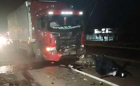 Motociclista invade pista, bate em caminhão e morre na hora na BR-163.