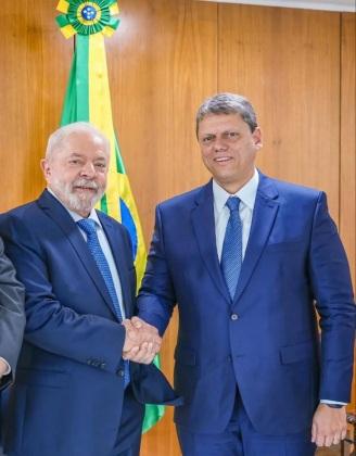 O presidente Lula e o governador de São Paulo, Tarcísio de Freitas, durante reunião no Planalto