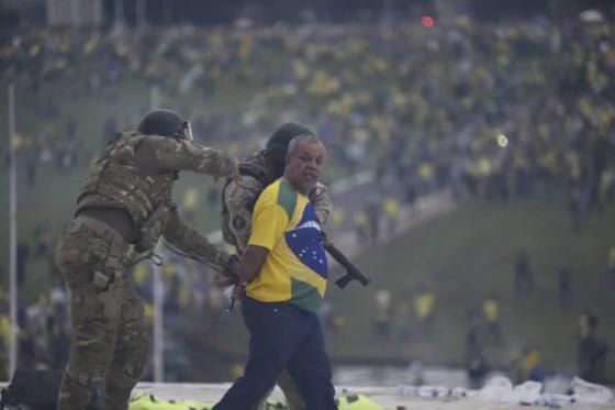 Bolsonaristas são vacinados ao chegarem a presídios no DF