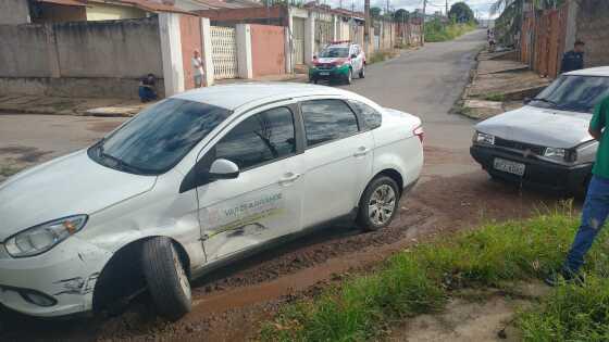 Motorista não respeita preferencial e colide contra carro da Prefeitura de VG.