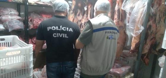 Mais de 800 kg de carne imprópria para consumo é apreendido em açougue de Cuiabá.