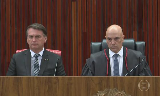 Moraes torna Bolsonaro investigado por incitação a ataques golpistas