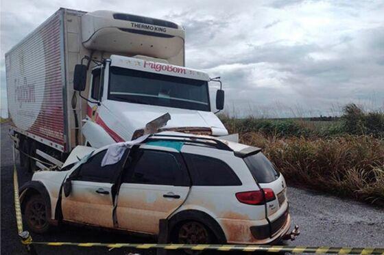 Dois homens morrem em acidente entre caminhão e automóvel na MT-338.