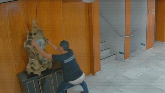 Imagens de câmeras de segurança mostram destruição dentro do Planalto