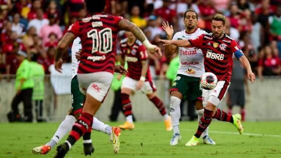 Everton Ribeiro domina a bola durante a vitória do Flamengo sobre a Portuguesa