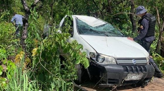 Bandido rouba carro em Cuiabá e capota na rotatória do Manso.