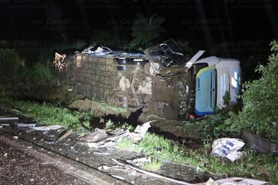 Acidente entre carreta e ônibus mata um e deixa 6 feridos na BR-163.