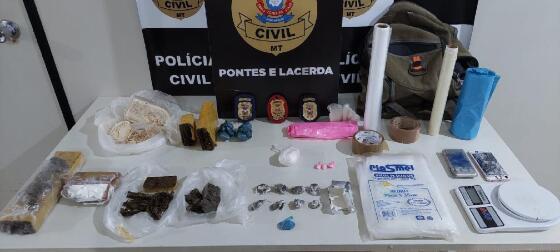 Jovem e adolescentes são detidos comercializando drogas para facção criminosa.