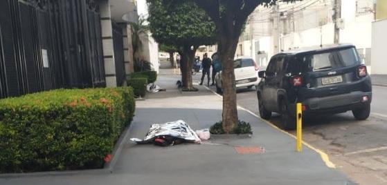 Casal é morto a tiros em frente edifício de Cuiabá; suspeito seria filho de deputado federal.