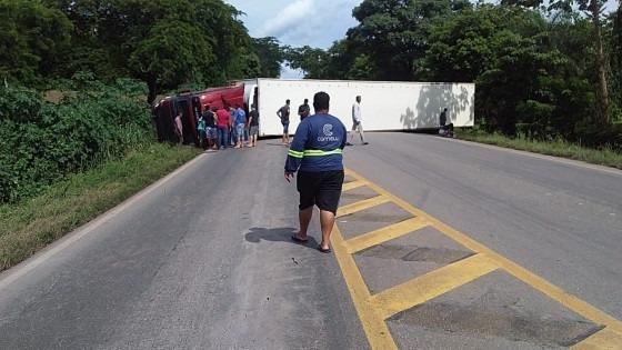 carreta tomba em jaciara - BR 364