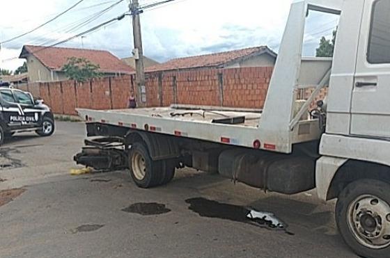 Cenas fortes: Caminhão guincho dá marcha ré e passa por cima de adolescente em VG.