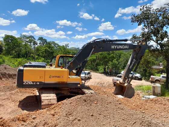 O cascalho estava sendo retirado para ser utilizado em uma obra da Prefeitura.