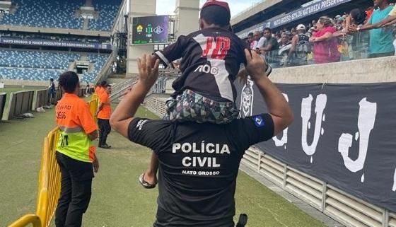 Pai abandona filho na torcida durante jogo na Arena Pantanal.