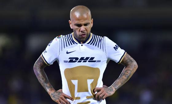 Câmeras mostram Dani Alves trancado 15 minutos com denunciante, diz jornal