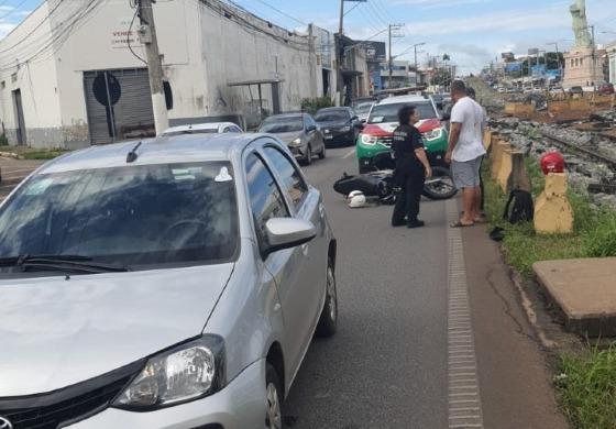 O acidente aconteceu após o condutor do veículo Etios frear, surpreendendo o motociclista, que não conseguiu parar a tempo