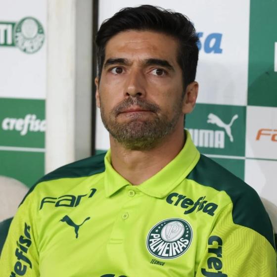 Abel Fernando Moreira Ferreira é um treinador e ex-futebolista português que atuava como lateral-direito.