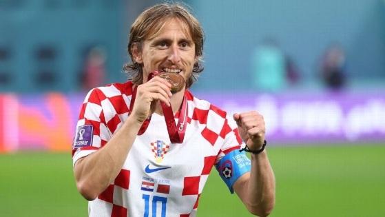 Luka Modric celebra com a medalha de bronze da Copa do Mundo.