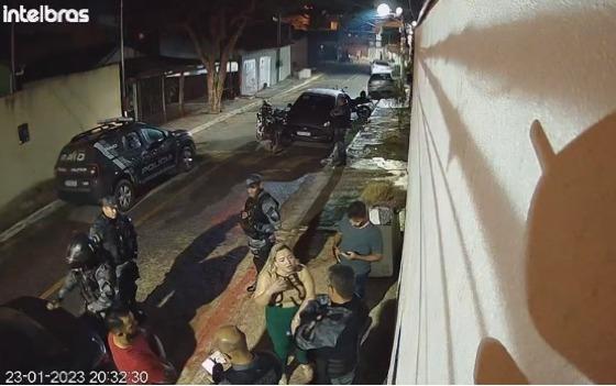 Advogados detidos alegam prisão ilegal e truculência em ocorrência policial em Cuiabá.